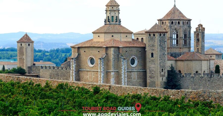 From Salou: Poblet Monastery, Siurana, and Olive Oil Tour