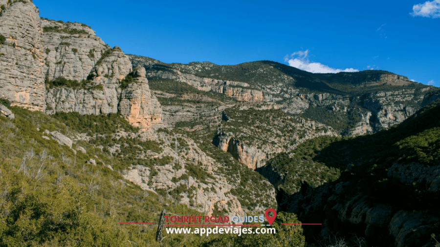 From Salou: Trekking to the Congost De Montrebei & Montblanc