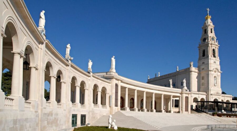 From Sesimbra: Private Fátima, Batalha, Nazaré & Óbidos Tour
