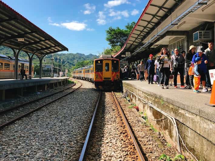 From Taipei: Yehliu, Jiufen, and Pingxi Day Tour