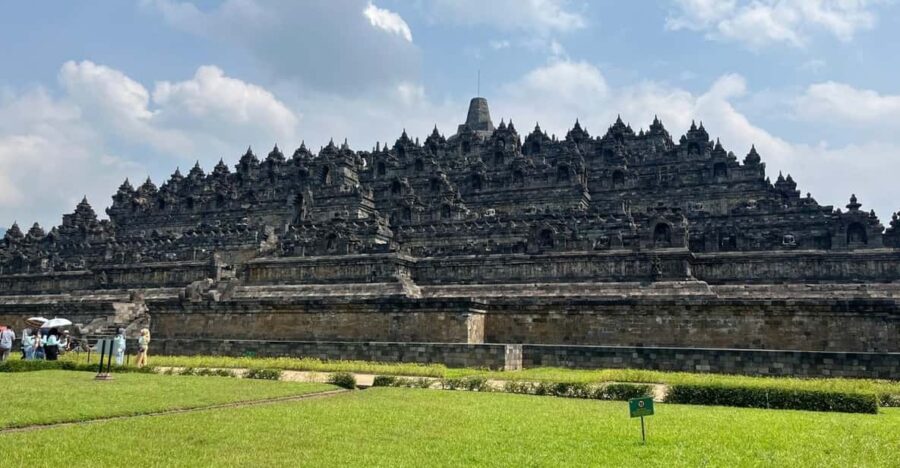 From Yogyakarta: Borobudur Climb Temple and Prambanan Tour
