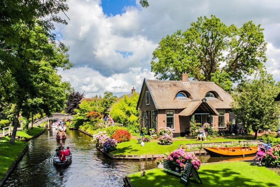 Giethoorn: Private Boat Tour With Free Drinks