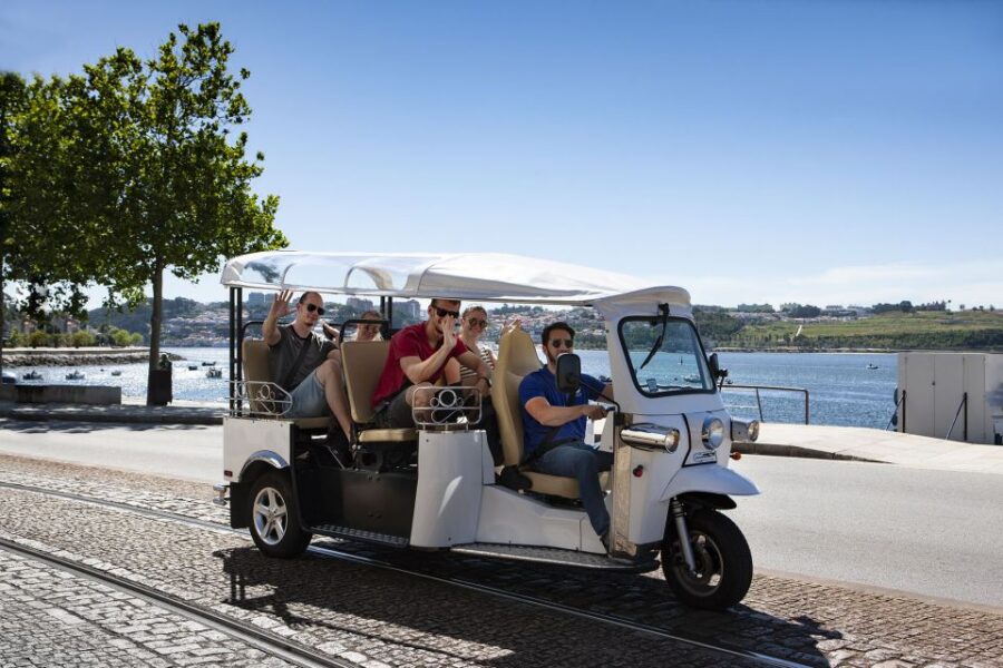Helsinki City: 2.5-Hour City Tour With Electric Tuktuk