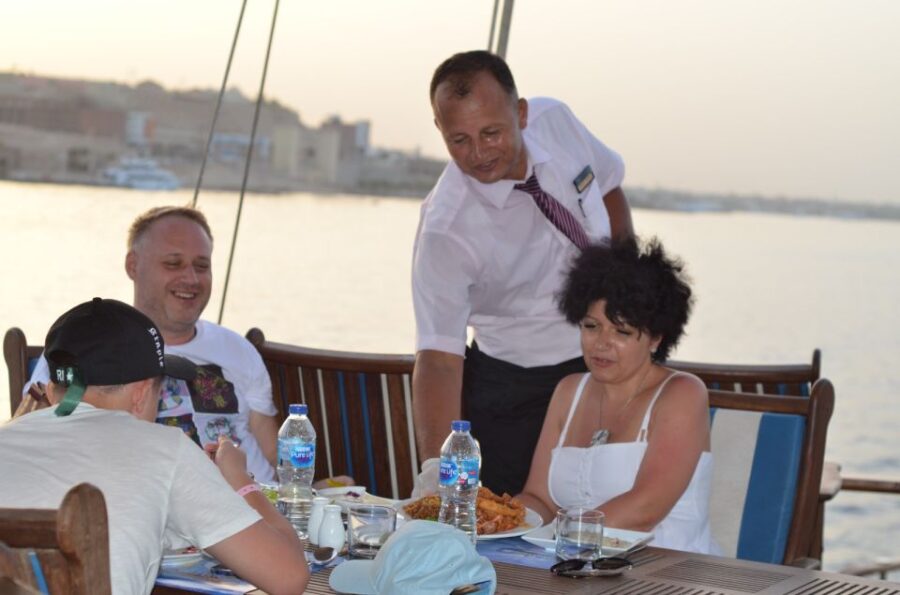 Hurghada: Sunset Dinner Sailing Cruise & Live Music