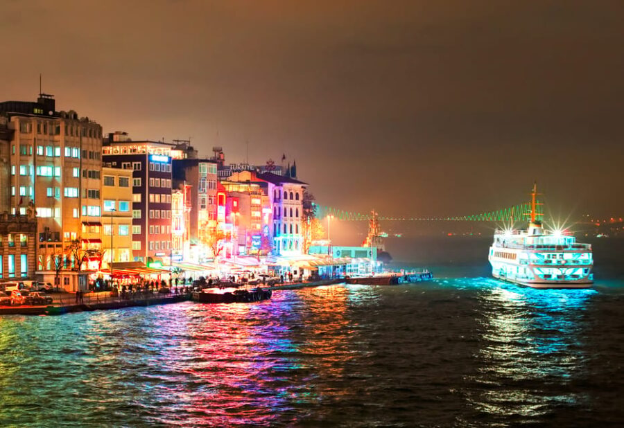 Istanbul: Bosphorus Boat Cruise With Dinner & Entertainment