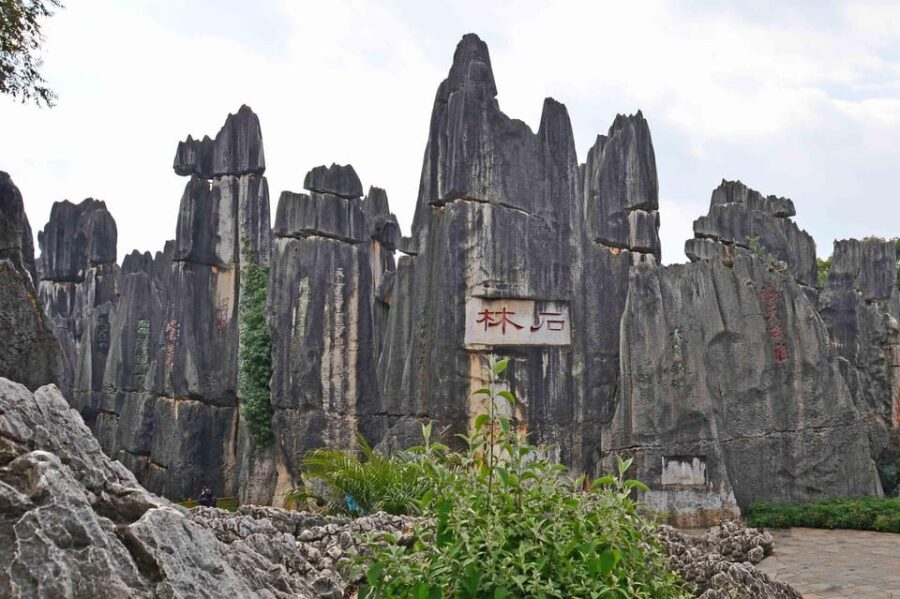 Kunming: Stone Forest and Jiuxiang Cave Day Tour