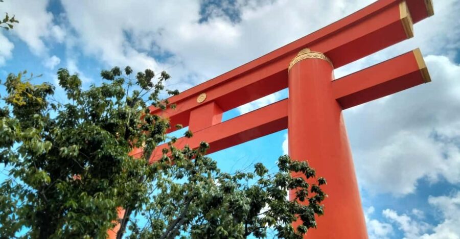 Kyoto: Discover Every Bit of Heian Jingu Shrine in 1 Hour - Majestic Gate and Buildings