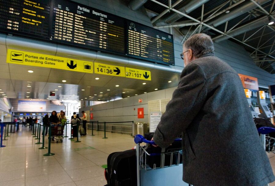 Lisbon: Private Transfer Between the Airport & Sesimbra Area - Service Overview