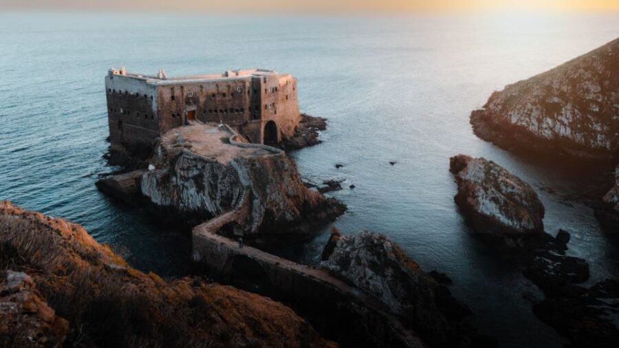 Lisbon: Transfer From/To Peniche (Wave Capital)