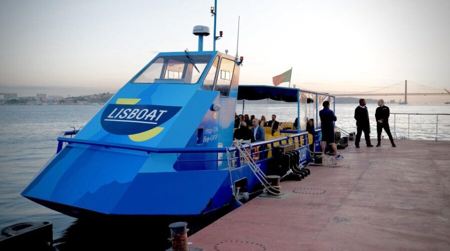 Lisbon: Tuk Tuk City Tour With a Boat Tour in River Tagus