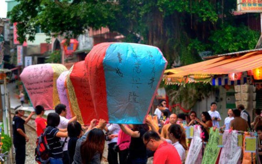 New Taipei: Pingxi Sky Lantern Festival Experience in Shifen