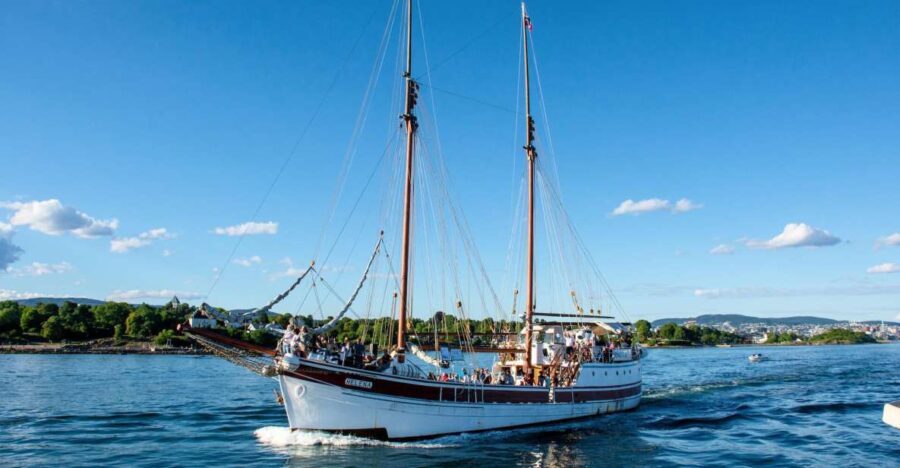 Oslo: Best of Oslo Walking Tour + Fjords Sightseeing Cruise