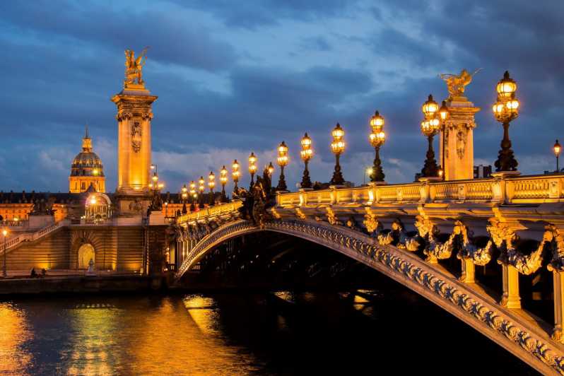 Paris Illuminated Walking Tour in Spanish