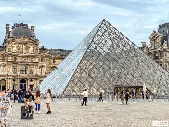 Paris: Luggage Storage Service Close to Louvre Museum