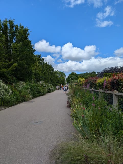 Paris: Private Round-Trip Transfer to Giverny