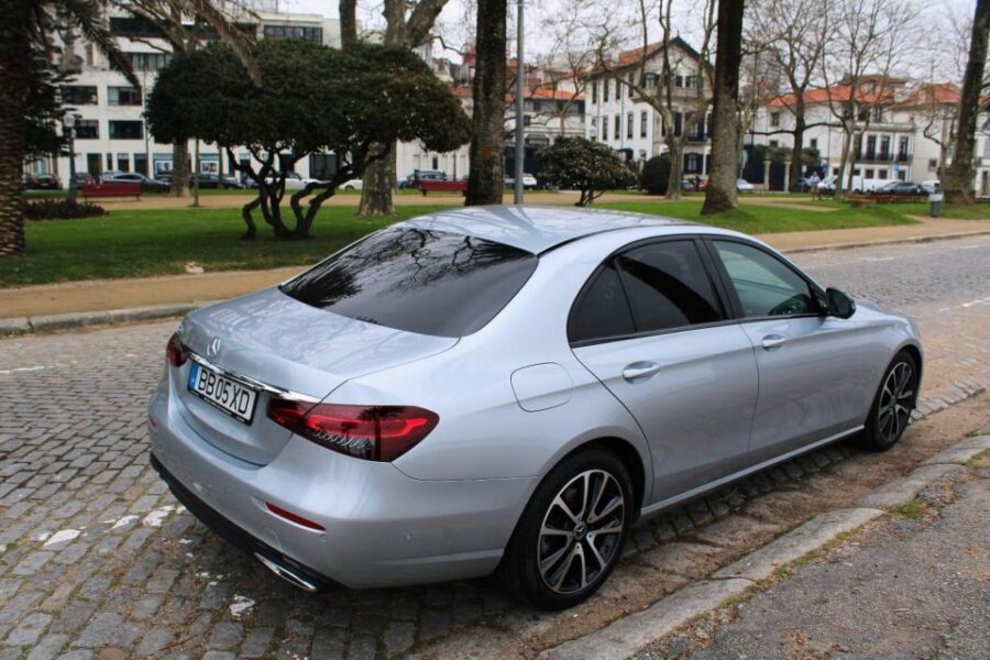 Porto: Luxury Sedan Car Transfer to Lisbon. - Service Overview
