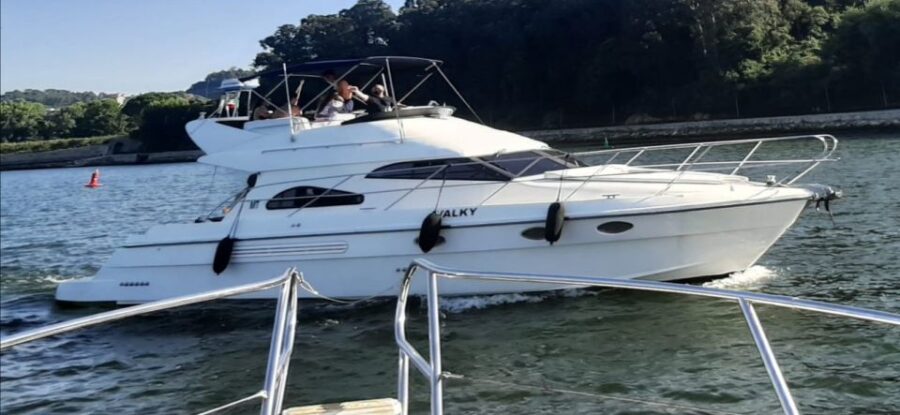 Porto: Luxury Yacht Tour of the 6 Bridges and Douro Estuary