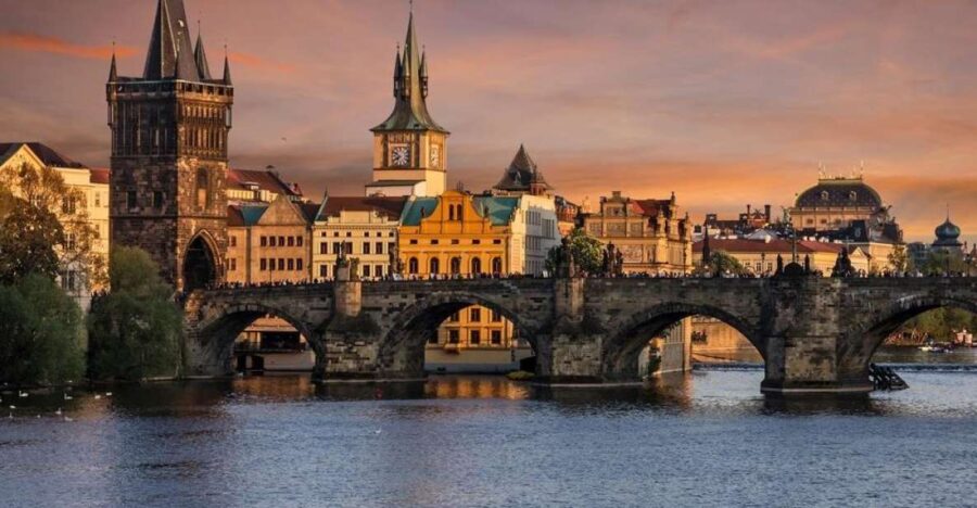 Prague: 2-Hour Dinner Cruise With Transfers