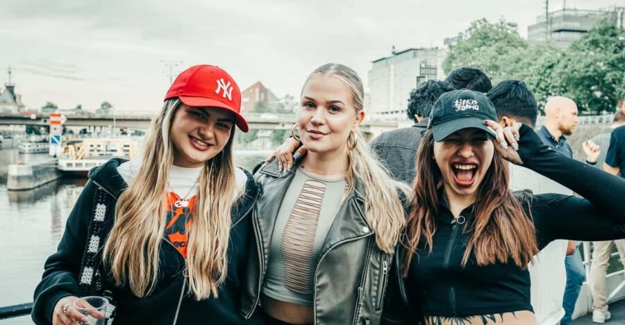 Prague: Booze Cruise With 2-Hour Open Bar and Club Entry