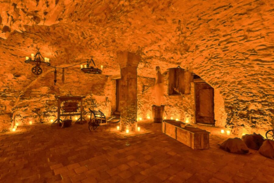 Prague: Old Town, Medieval Underground & Dungeon Tour