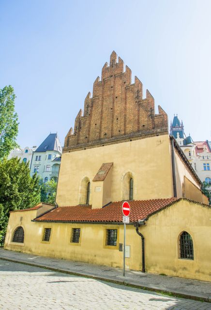 Prague: Private Tour Inside the Jewish Cemetery & Synagogues