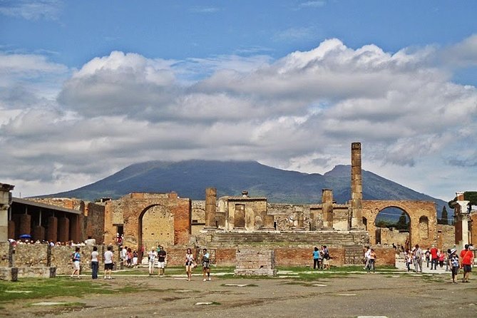 Private Full-Day Tour to Pompeii and Mt. Vesuvius With Winery Visit