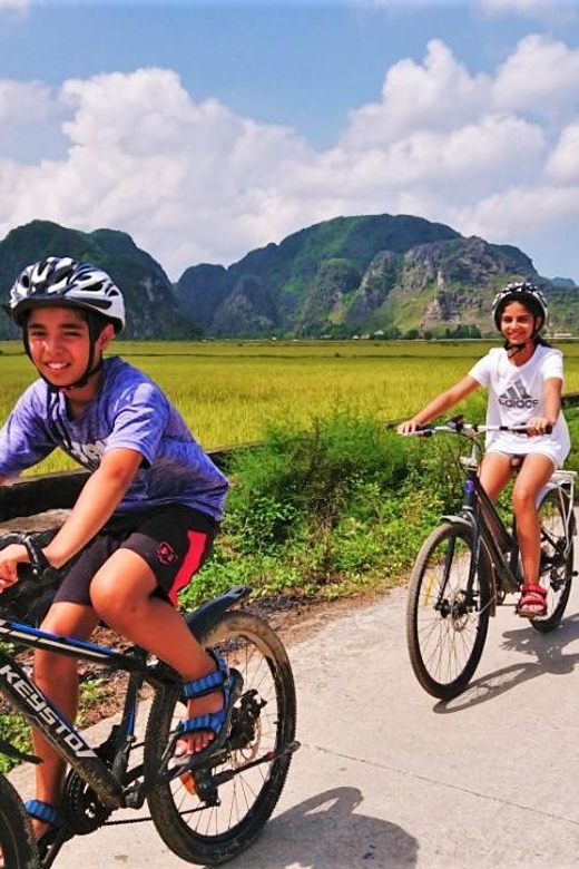 Private Luxury 1 Day Tour : Trang An and Hoa Lu Temples