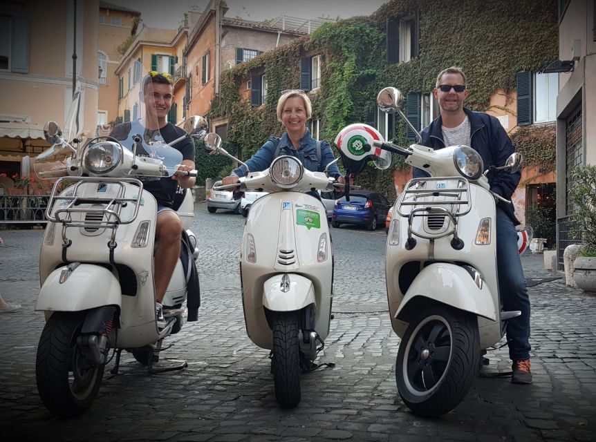 Rome: Colosseum and Pyramid of Cestius Vespa Tour in German