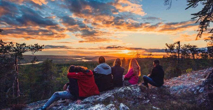 Rovaniemi: Magical Forest Hiking Adventure Tour & BBQ