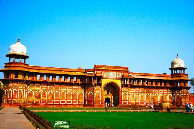 Same Day Taj Mahal and Agra Tour From Mumbai With Return Flights