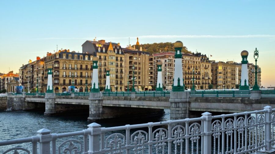 San Sebastian: Highlights Self Guided Scavenger Hunt & Tour - Activity Overview