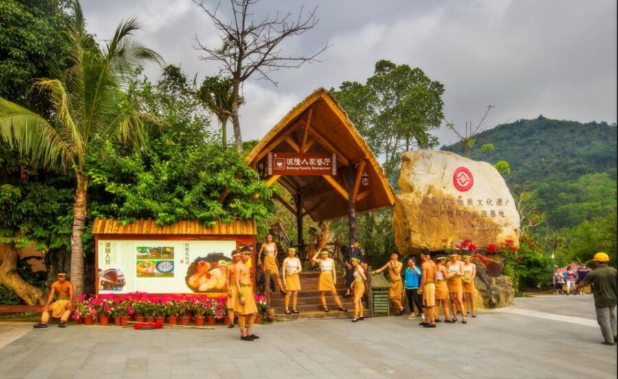 Sanya: Half-Day Private Tour of Li & Miao Minority Park