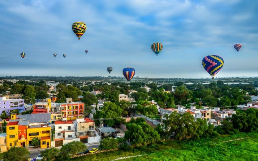 Tequisquiapan: Shared Hot Air Balloon Flight and Breakfast