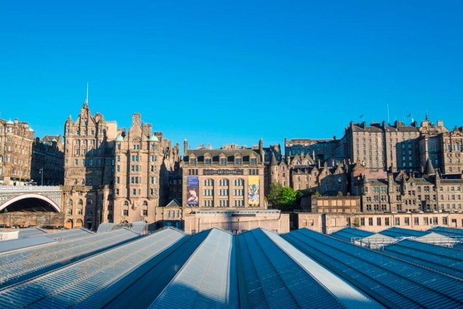 The Essential of Edinburgh in French