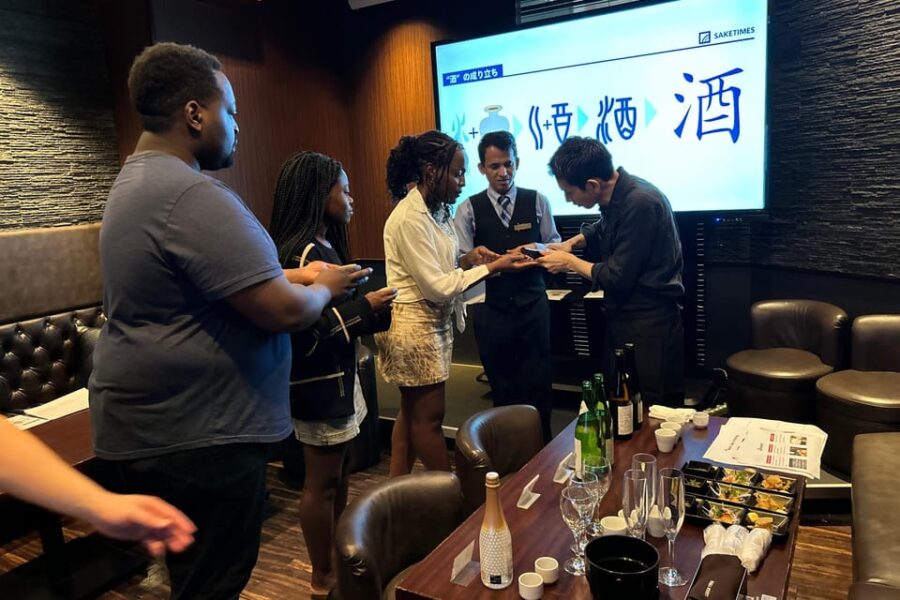 Tokyo Shinjuku Yasukuni: Sake Tasting Experience With Snacks