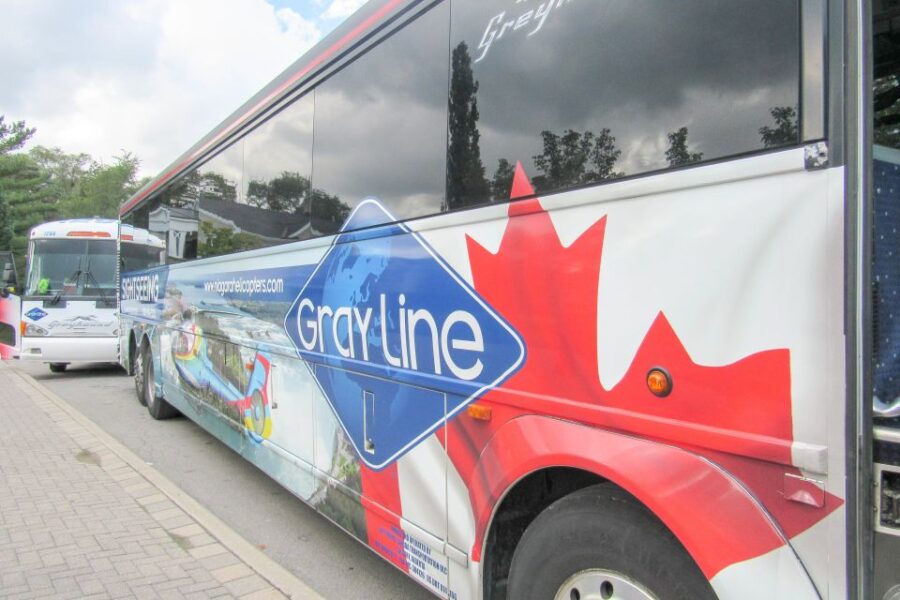 Toronto: Niagara Falls Classic Full-Day Tour by Bus