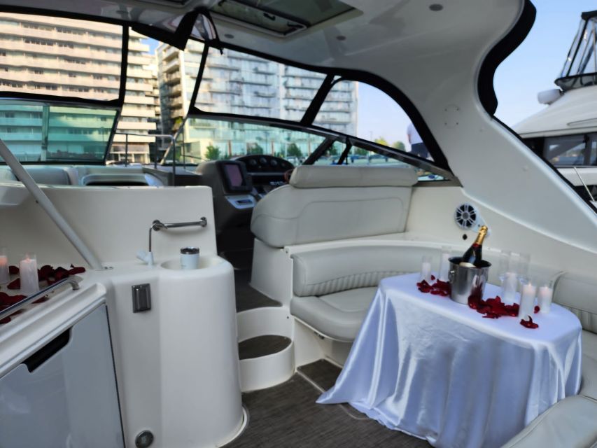 Toronto: Private Luxury Yacht Sightseeing Cruise & Prosecco