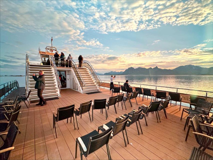Tromsø: Midnight Sun or Sunset Cruise With a Guide