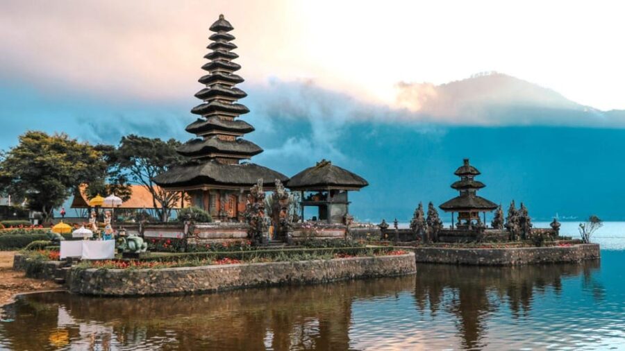 Ubud: Explore Water Temple, Monkey Forest and The Twin Lake