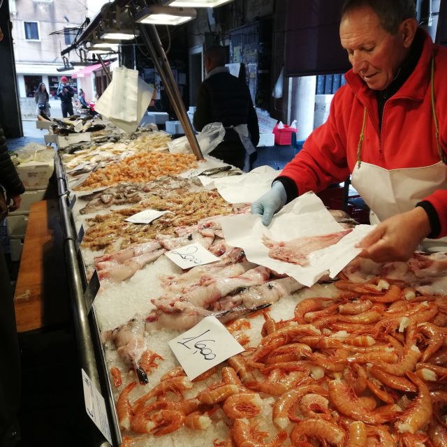 Venice: Fish Market Shopping Walking Tour & Home Cooked Meal