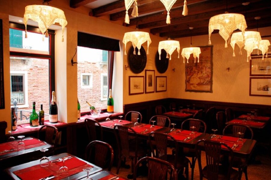 Venice: Gondola Ride and Dinner Experience