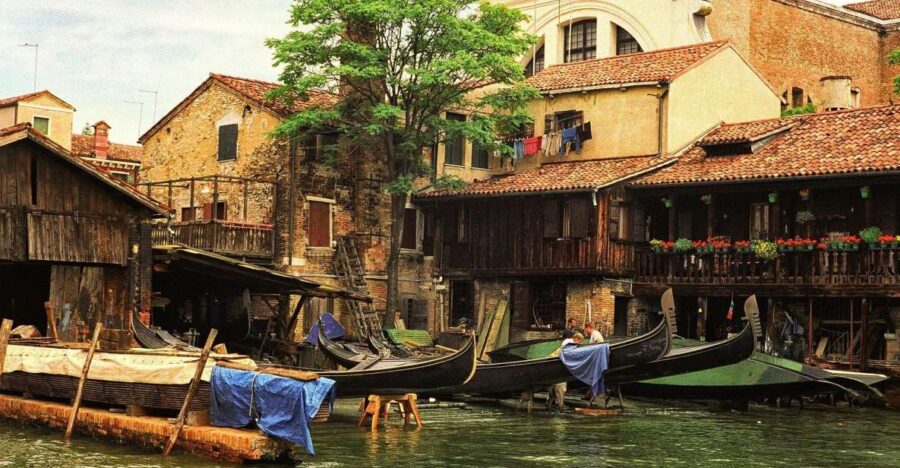 Venice: Historical Gondola Yard Private Tour