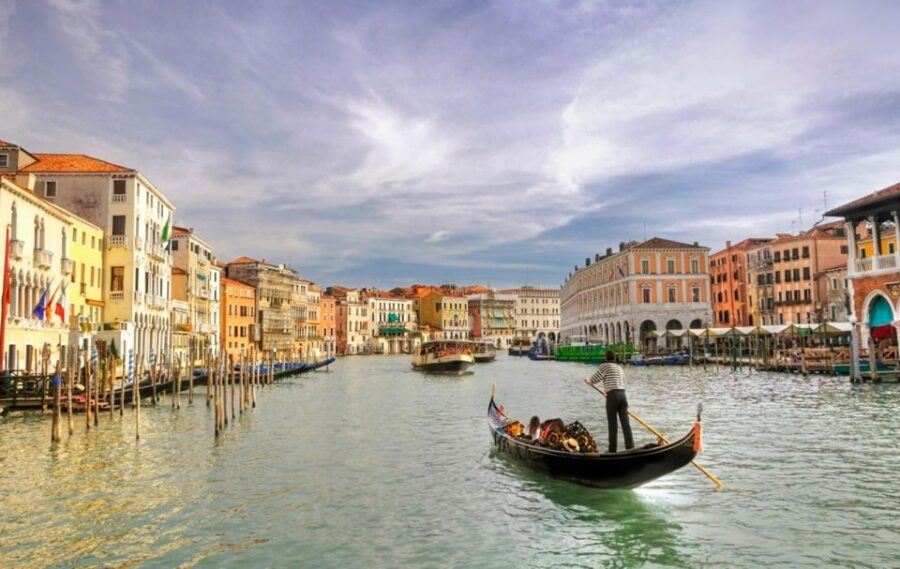 Venice: Private Gondola Cruise for up to 5 Passengers