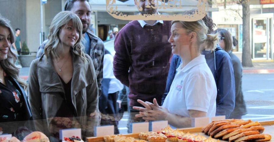 Victoria: Downtown Food and City Tour