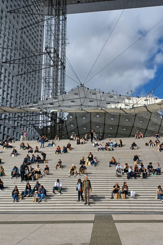 Visit the La Défense District With an Architect