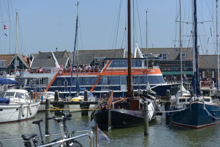 Volendam: Bike Rental With Suggested Countryside Route