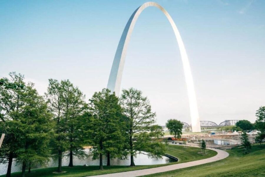 Walking Tour of the Saint Louis Fascinating History - Gateway Arch: Towering Monument