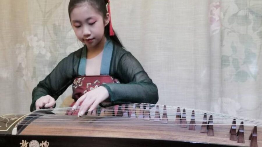 Wear Hanfu and Play Guzheng