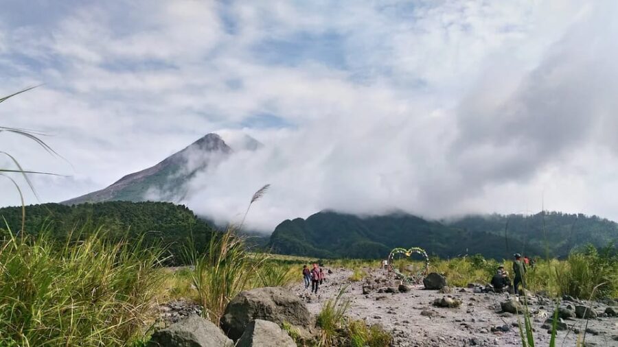 Yogyakarta: Merapi Sunrise & Jomblang Cave Adventure Tour