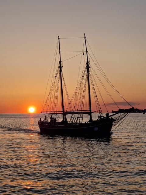 Zadar: Sunset Sailing Cruise on Traditional Boat With Wine